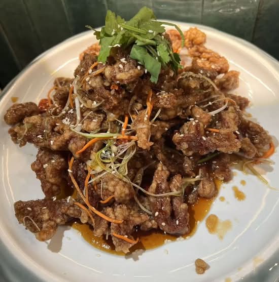 Crispy beef in sweet chilli sauce 辣果汁牛肉